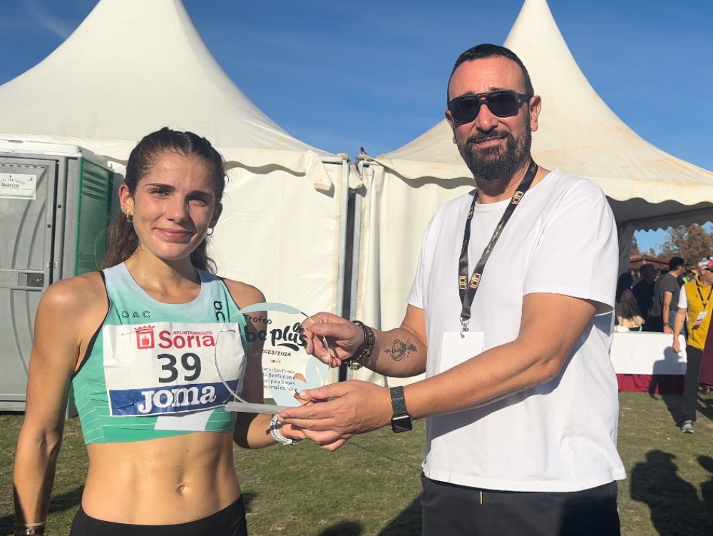 Manuel Blanca entregando el trofeo BE PLUS en Soria a Marta García Alonso